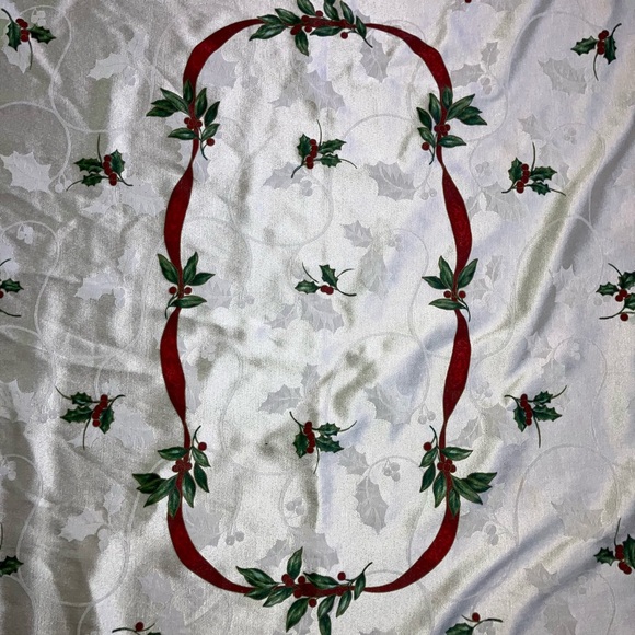Vintage ivory mistletoe Holly Christmas tablecloth 64 x 50” - Picture 7 of 7